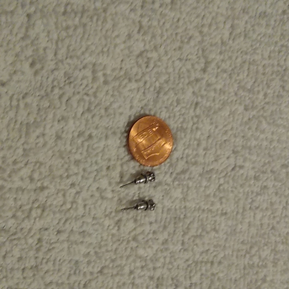 Five pairs of stud earrings (very tiny) - Picture 6 of 6